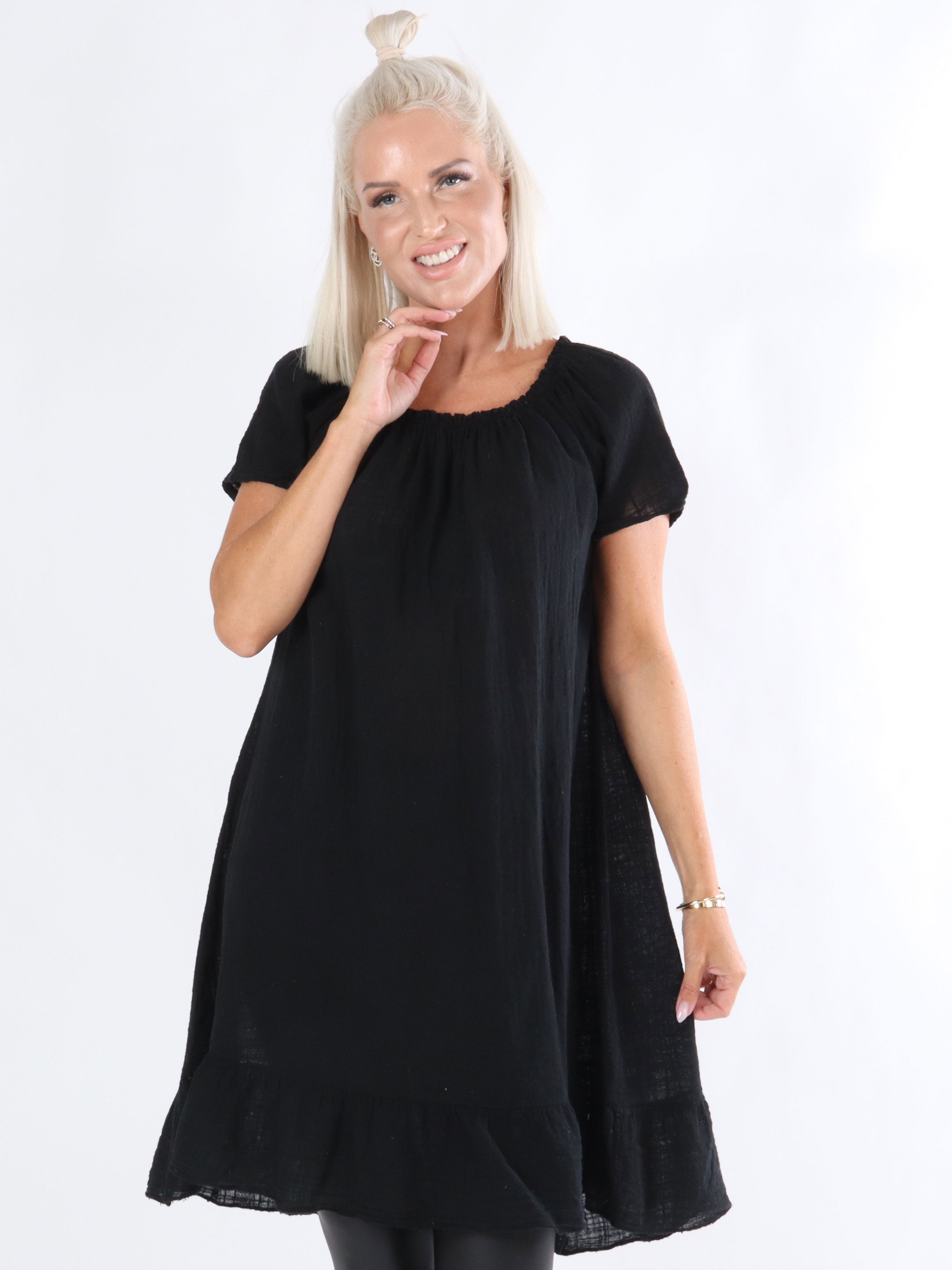 Vilde - Söt klänning med elastisk halsringning och volangkant